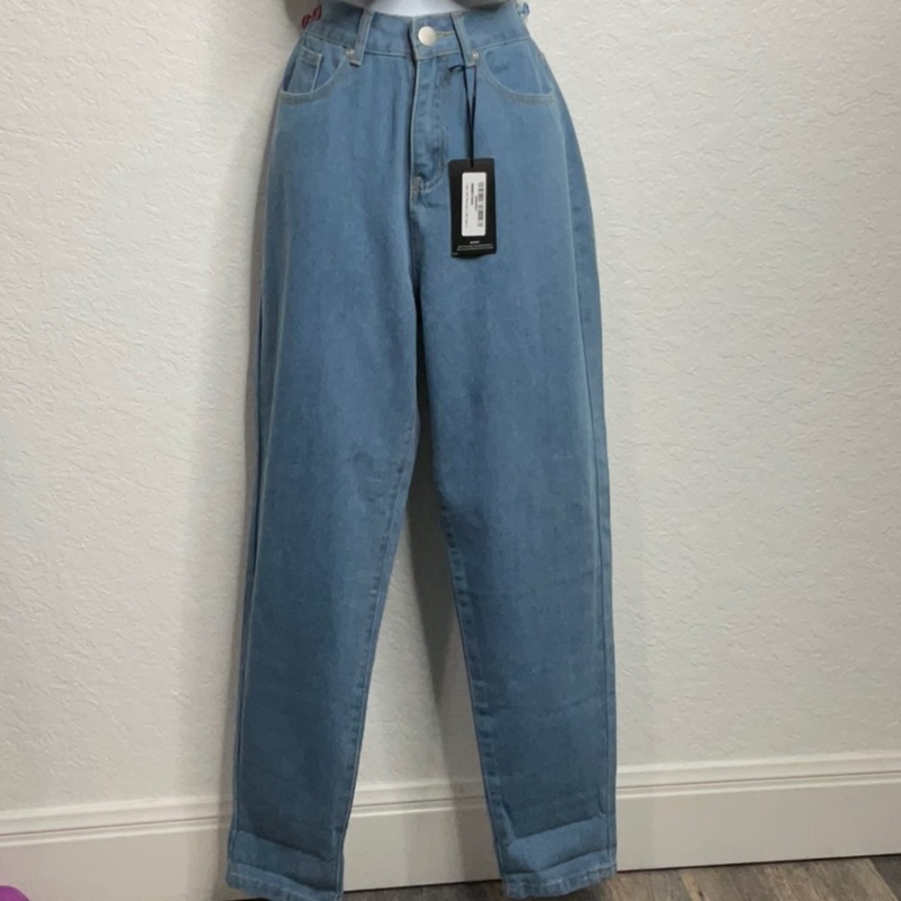 206- Pretty Little Thing NWT Light Blue Jeans Size 6. Tapered Leg. High Rise.